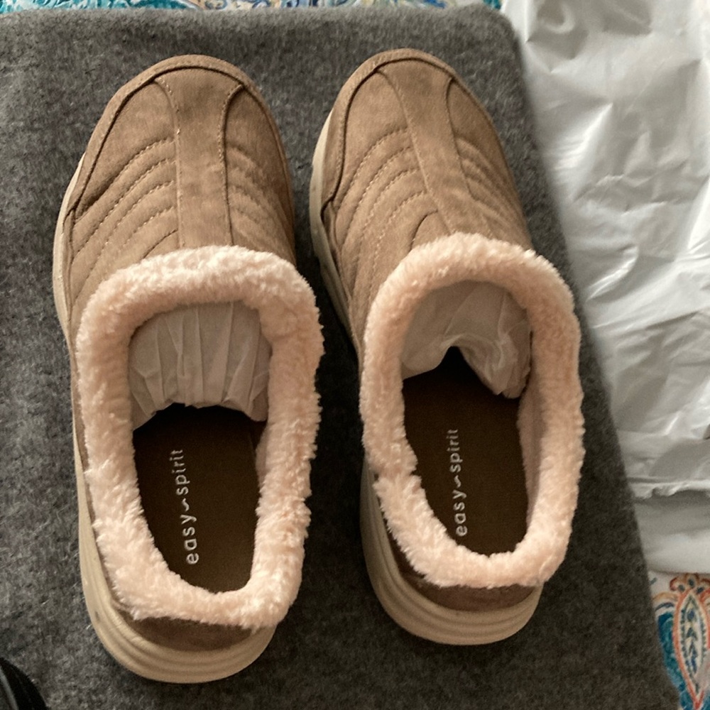 Easy Spirit - size 8 - Taupe -BFUZZ2 New in Box